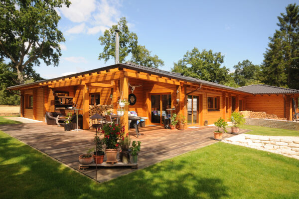 landleben-im-modernen-blockhaus-bungalow