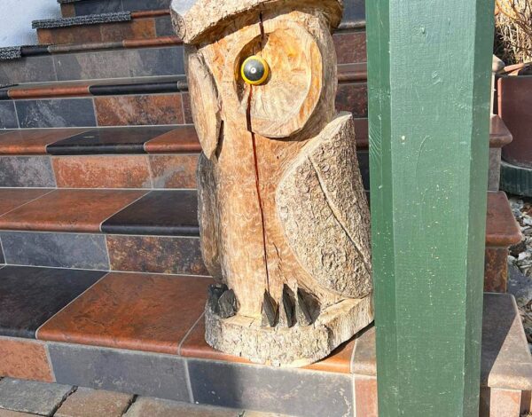 Handgeschnitzte Eulenskulptur aus Holz als dekoratives Element eines FINNHOLZ Blockbohlenhauses.