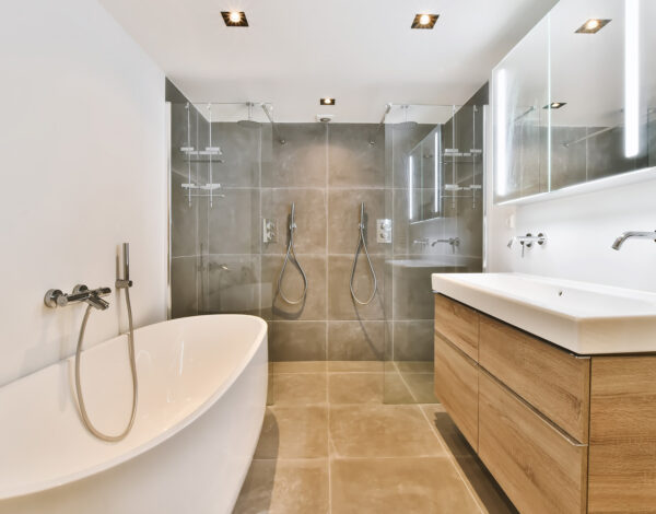Helles, modernes Badezimmer mit Naturholzelementen im Stil eines FINNHOLZ Blockhauses.