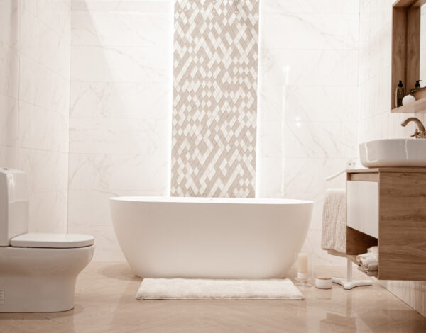 Elegantes Badezimmer mit freistehender Badewanne in einem FINNHOLZ Blockhaus.