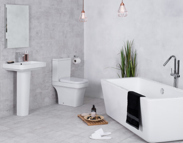 Modernes Badezimmer in einem FINNHOLZ Blockhaus mit freistehender Badewanne und stilvoller Beleuchtung.