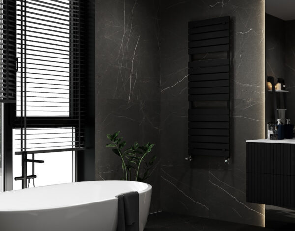Stilvolles Badezimmer mit dunklen Marmorfliesen und moderner Einrichtung in einem FINNHOLZ Blockhaus.