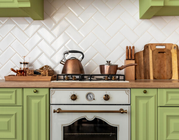 Detailansicht einer grünen Küchenzeile im Blockhausstil.