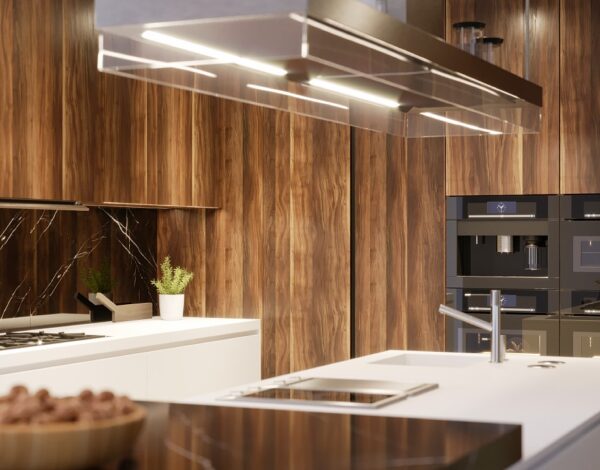Moderne Küche im Holzhaus mit eleganter Holzverkleidung und hochwertiger Einrichtung von FINNHOLZ.
