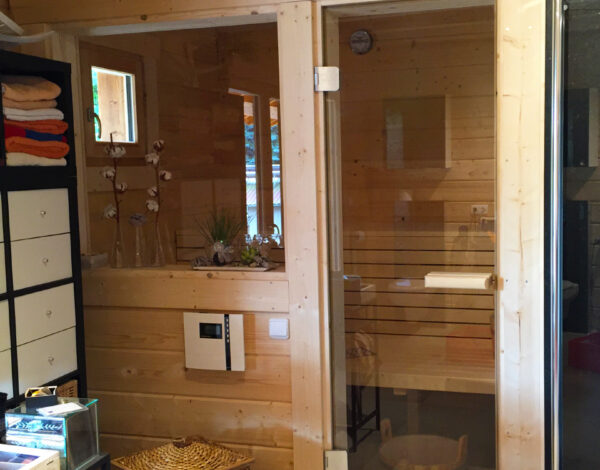 Private Sauna im gemütlichen Ambiente eines FINNHOLZ Blockbohlenhauses.