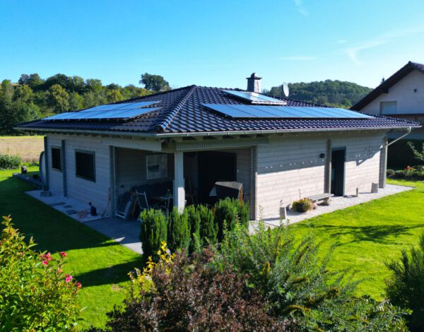 Energiesparendes FINNHOLZ Blockbohlenhaus mit grüner Umgebung