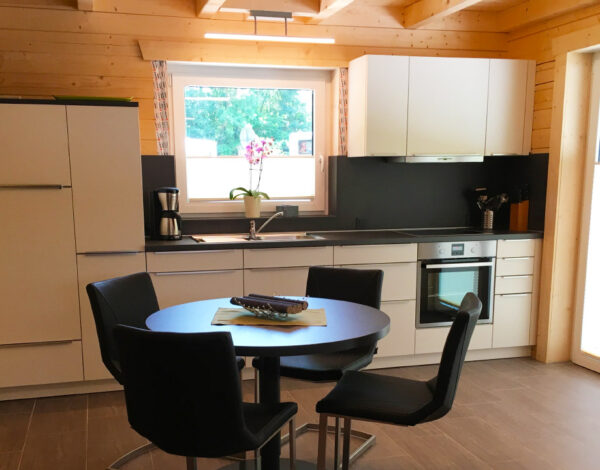 Moderne und helle Küche mit Essbereich im FINNHOLZ Ferien-Blockhaus.