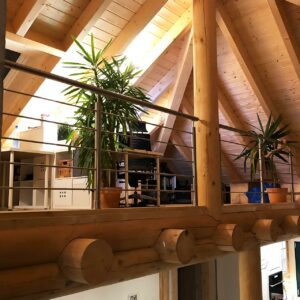 Innenansicht der beeindruckenden Dachkonstruktion in einem Rundbohlenhaus von Finnholz.