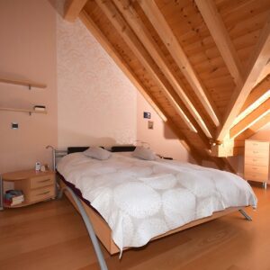 Gemütliches Schlafzimmer in einem Holzhaus von Finnholz.