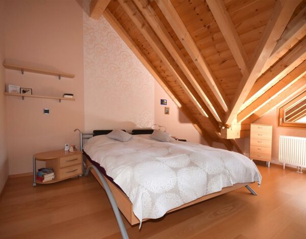 Gemütliches Schlafzimmer in einem Holzhaus von Finnholz.