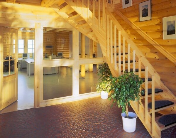Holztreppe in einem Blockhaus von Finnholz.