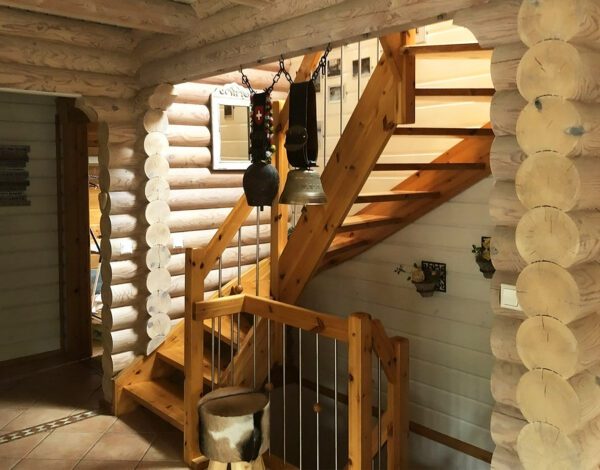 Stilvolle Holztreppe in einem Rundbohlenhaus von Finnholz.