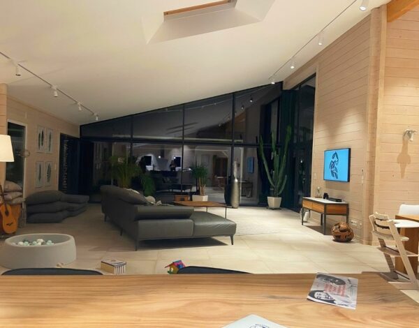 Modernes Wohnzimmer in einem Vierkantbohlenhaus von Finnholz.