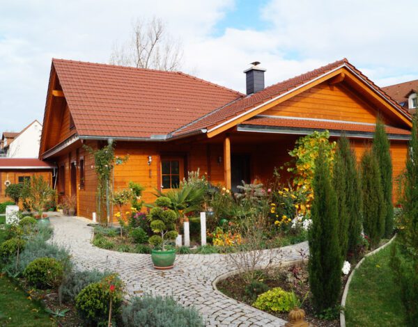 Gemütliches FINNHOLZ Blockbohlenhaus umgeben von einem liebevoll angelegten Garten.