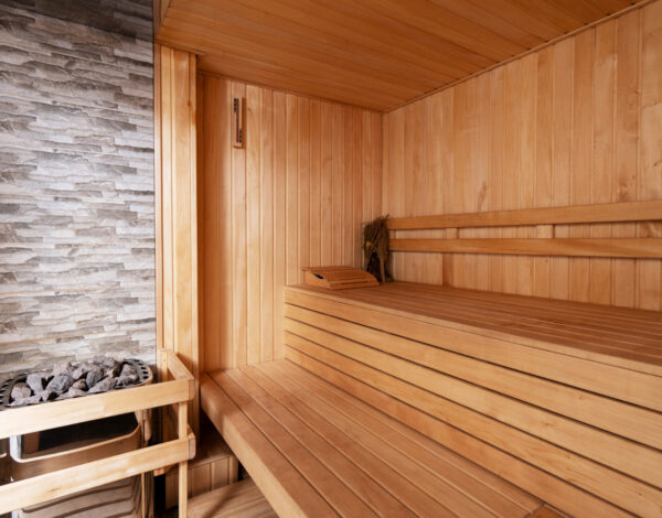 Innenausstattung einer FINNHOLZ Sauna mit Holzbänken und entspannendem Ambiente.