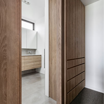 Moderne Badezimmeransicht mit Holzelementen in einem FINNHOLZ Fertighaus.