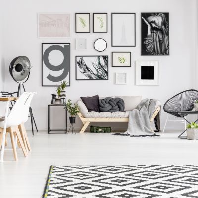 Stilvolles Wohnzimmer in einem FINNHOLZ Fertighaus mit moderner Kunst und Designer-Möbeln.