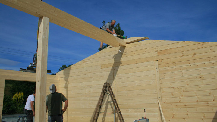 Montage des Dachstuhls bei einem Blockhaus von FINNHOLZ durch das Fachteam.