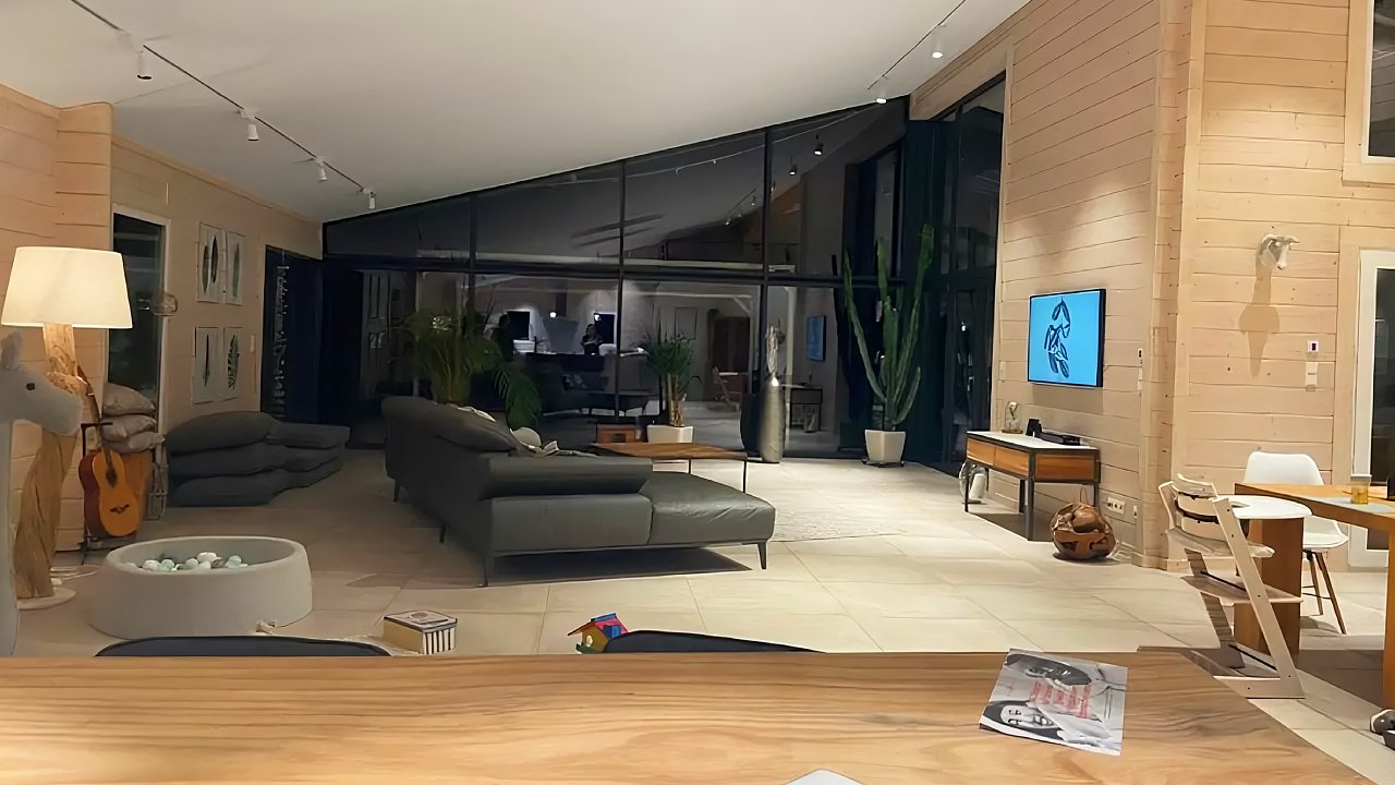 Modern gestaltetes Wohnzimmer in einem Holzhaus von FINNHOLZ, erbaut aus hochwertigen Blockbohlen.