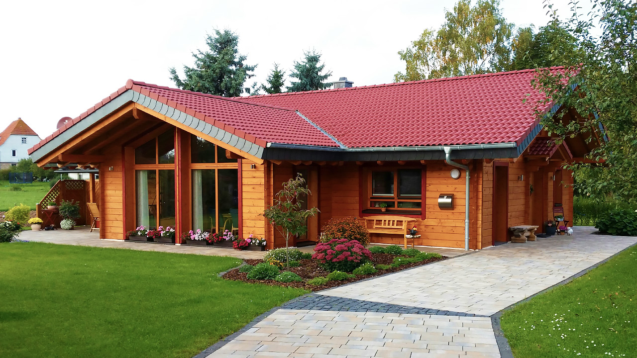 Elegantes FINNHOLZ Holzhaus, rotes Dach, Garten, optimierter Holzhaus Preis.