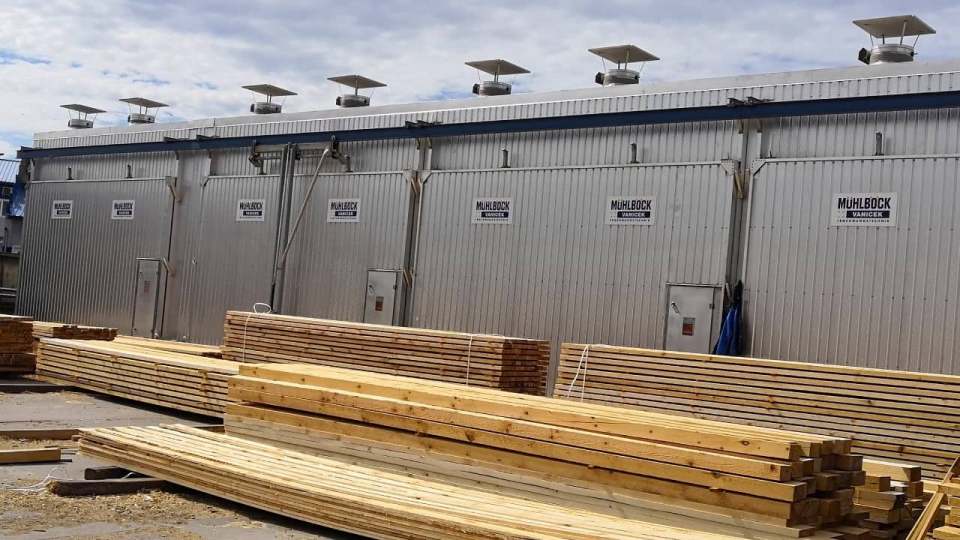 Trockenkammern Mühlböck in denen das Holz für Blockbohlenhäuser getrocknet wird.
