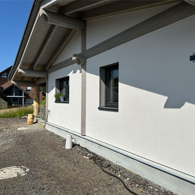 Haus in traditioneller Post-and-Beam-Bauweise mit sichtbaren Holzelementen.