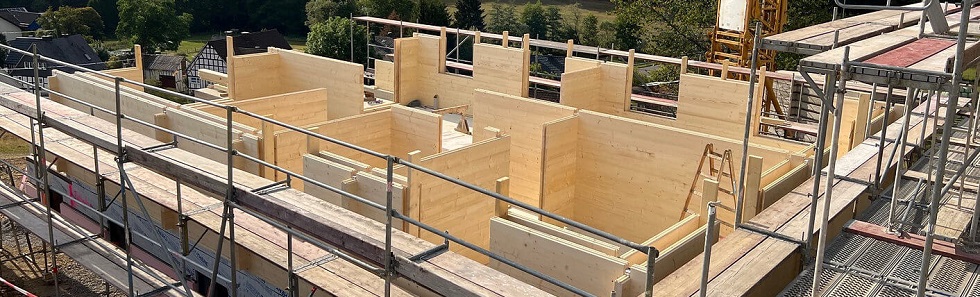 Bild eines Finnholz Blockhauses in Doppelwand Bauweise. Erfahren Sie mehr über die verschiedenen Holzbauweisen von Finnholz Blockhaus und entdecken Sie die Kombination aus Stabilität und Energieeffizienz.