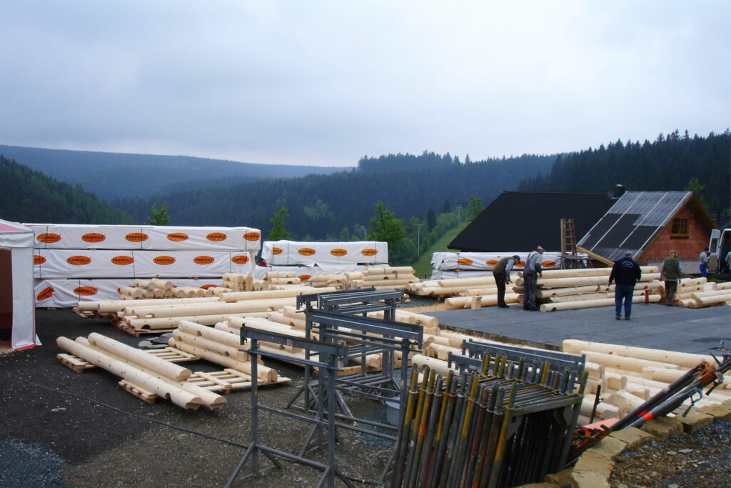 Erste Schritte im Bau eines Rundholzblockhauses durch Finnholz
