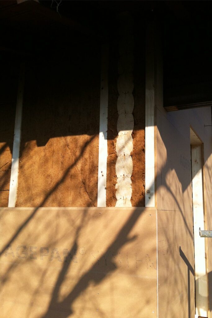 Montage der Dämmung an einem FINNHOLZ-Holzhaus während der Renovierung.