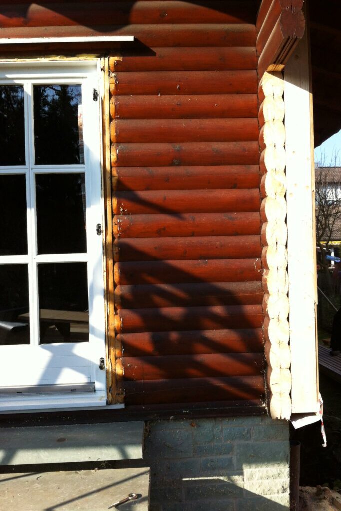 Beginn der Renovierungsarbeiten am FINNHOLZ-Holzhaus, mit abgeschnittenen Holzbalkenenden.