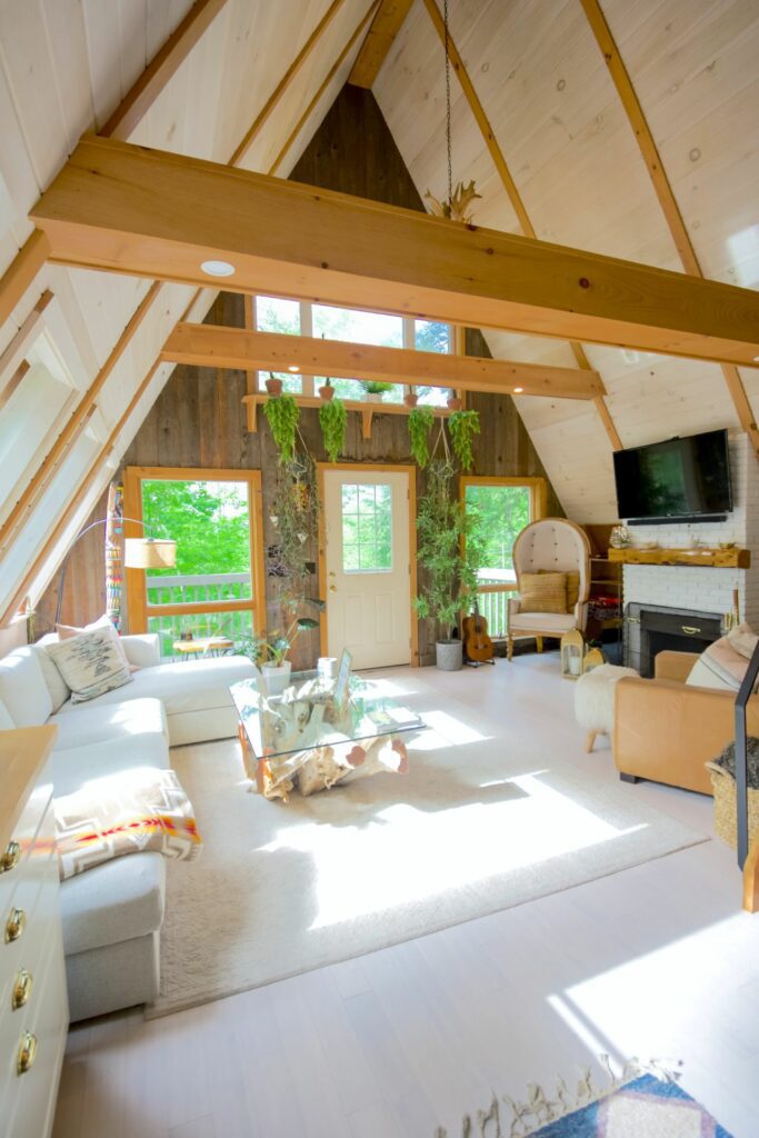 Elegantes Wohnzimmer eines Holzhauses, vereint traditionelle und moderne Designelemente.
