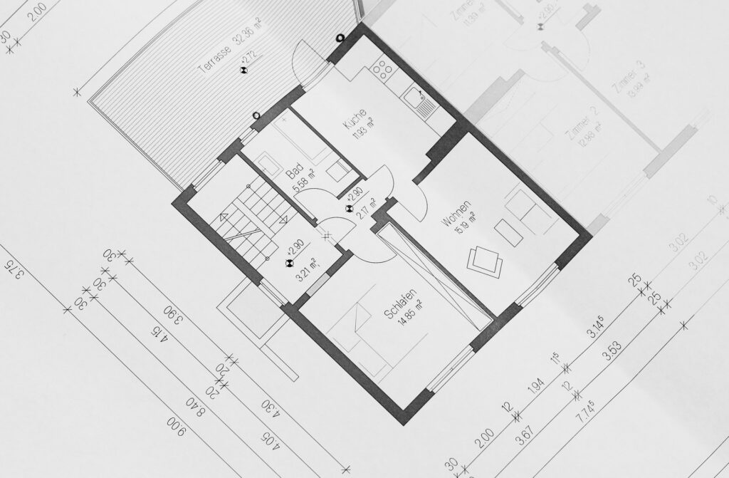 Detaillierter Grundriss des Finnholz-Holzhauses mit verschiedenen Zimmern und Größen.