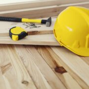 Bauwerkzeuge und -materialien, die typisch für den Bau eines Holzhauses sind.