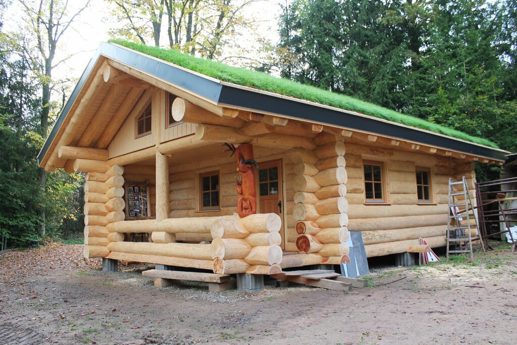 Blockhaus aus traditionellen Materialien mit klassischen Verbindungstechniken von FINNHOLZ im Wald.