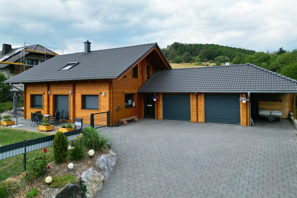 Vorzeige-Holzhaus FINNHOLZ mit Naturholz und modernem Design.