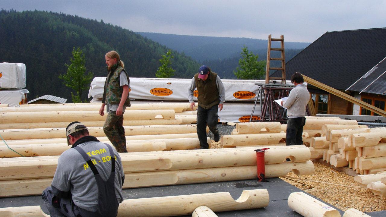 Das FINNHOLZ Team bei den ersten Schritten des Aufbaus eines Rundbohlen-Blockhauses.