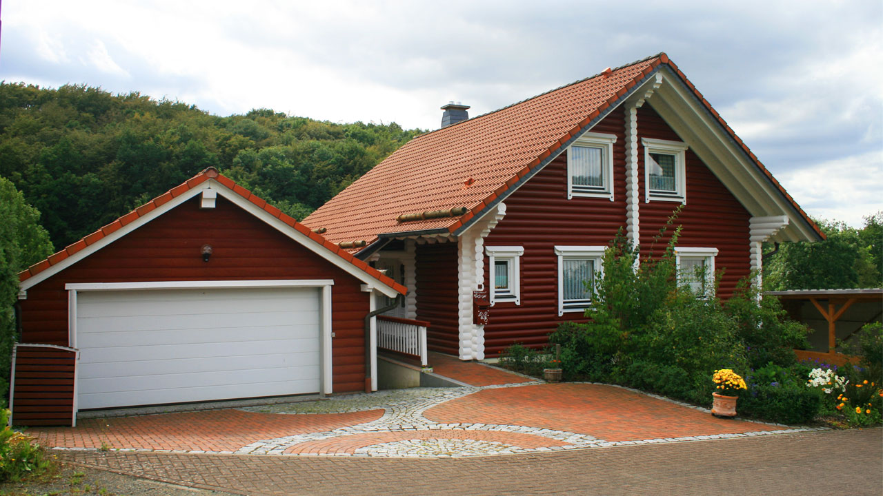 Stilvolles FINNHOLZ Rundbohlen-Blockhaus mit Garage in einer gepflegten Wohnumgebung.