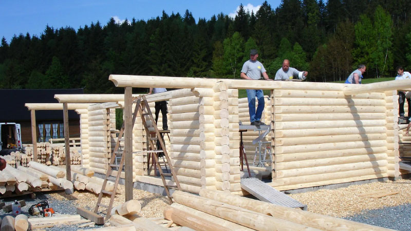 Montage eines Rundbohlen-Blockhauses durch FINNHOLZ Facharbeiter.