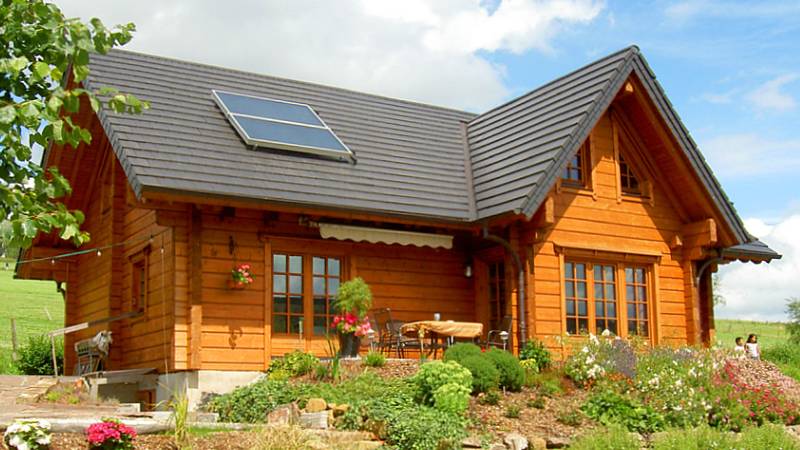 Gemütliches FINNHOLZ Blockhaus mit Solardach und blühendem Garten.